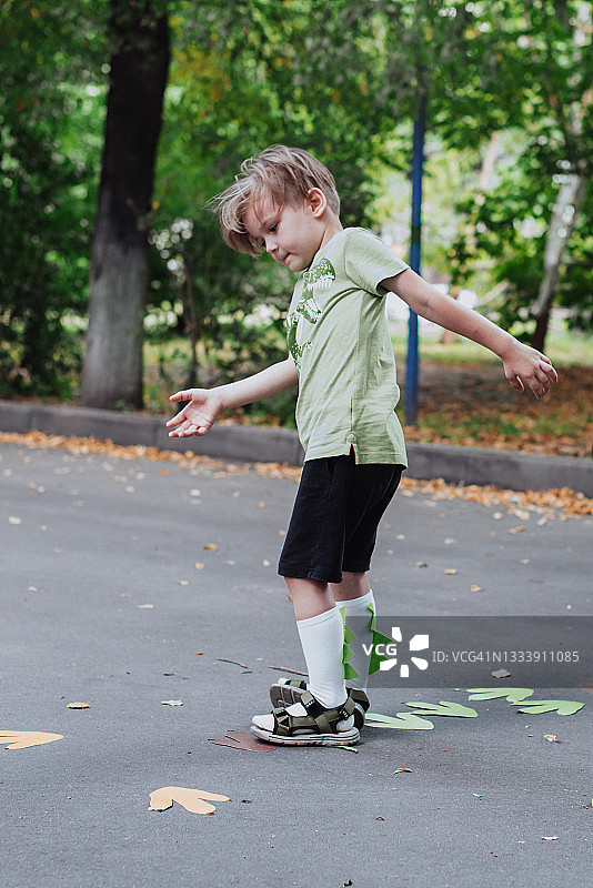 户外玩耍的5岁男孩图片素材