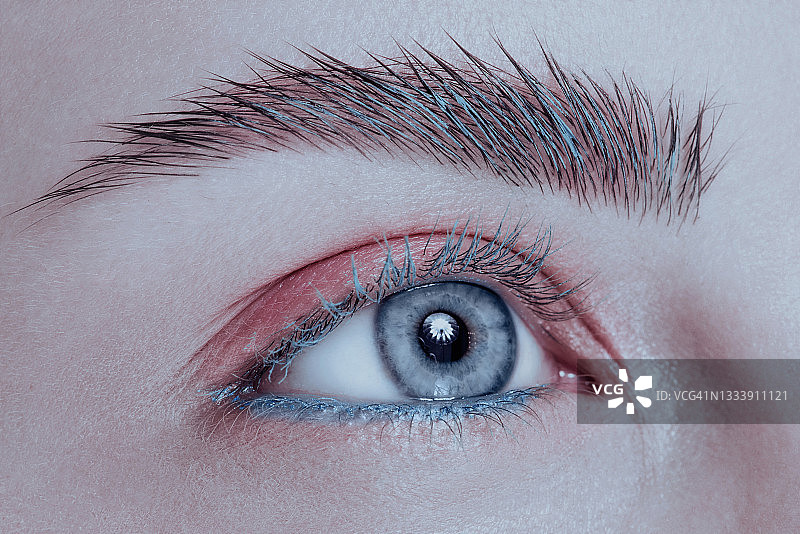 微距女人蓝色眼睛创意眼妆，长睫毛浓眉图片素材