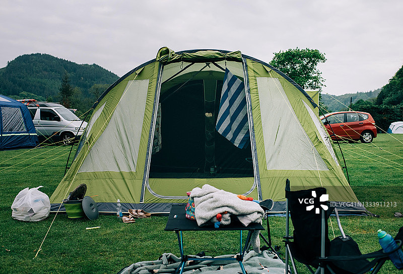 位于威尔士斯诺多尼亚国家公园露营地的家庭帐篷图片素材