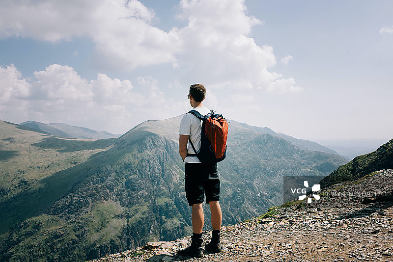 男人在斯诺登山顶欣赏风景图片素材