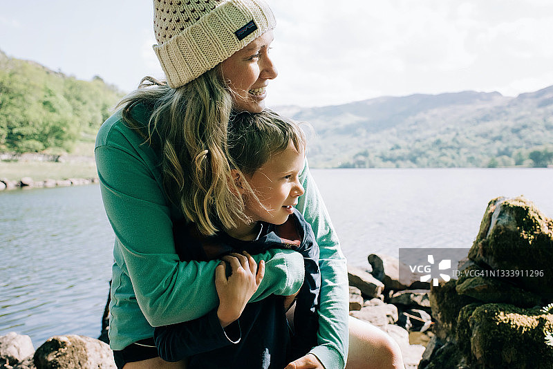 母子英国威尔士露营度假图片素材