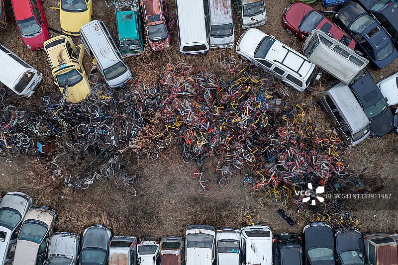 报废汽车厂，废弃的共享单车图片素材