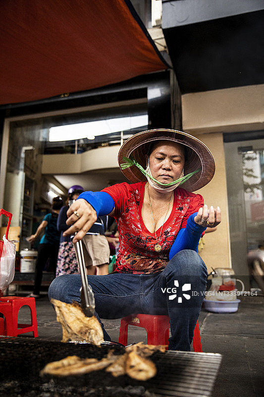 商贩为当地人和游客烹饪鱼片小吃图片素材
