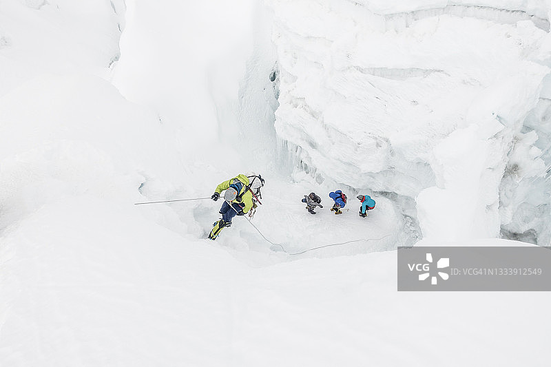 登山者在绳降，团队穿越冰瀑图片素材