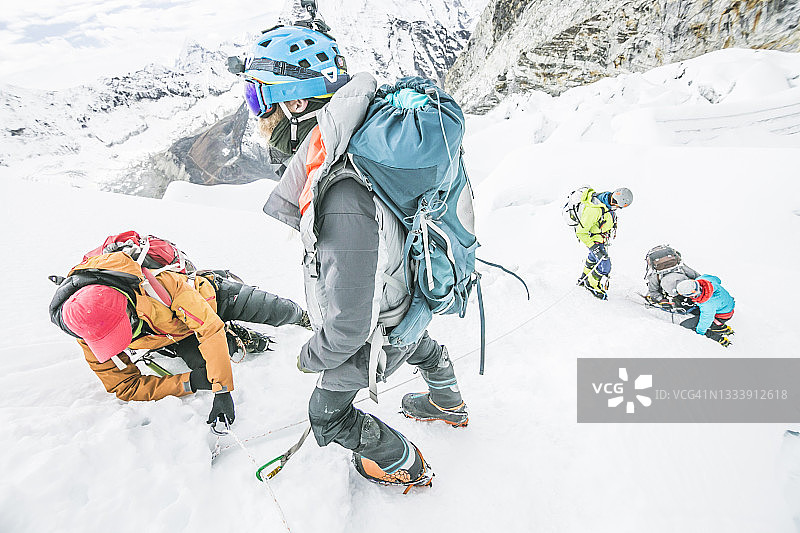 在尼泊尔冰川中航行的登山者图片素材