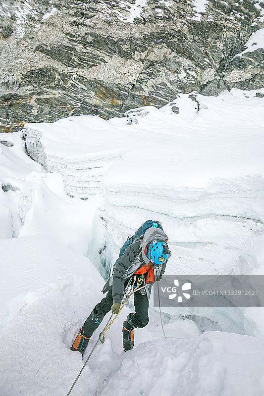 登山者下降到冰隙中图片素材