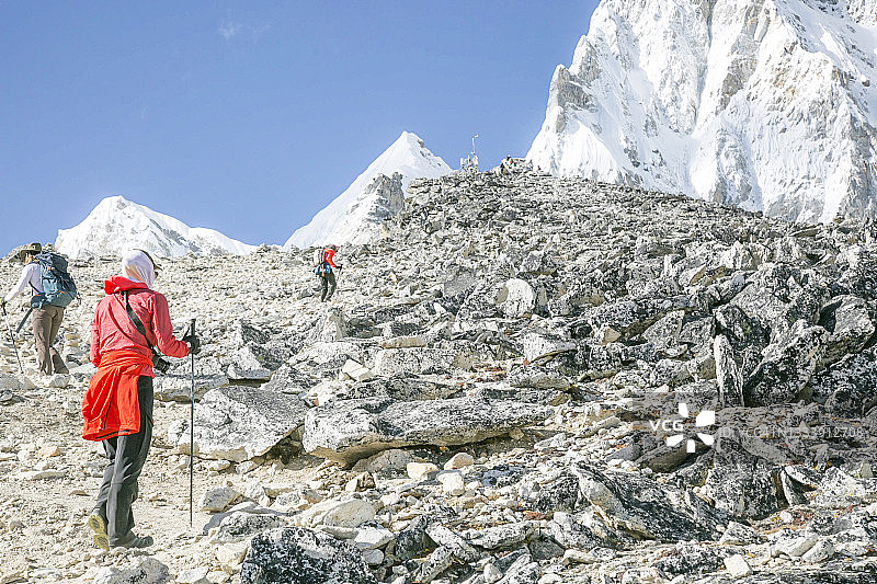 登山者在珠穆朗玛峰附近攀登巨石适应环境图片素材