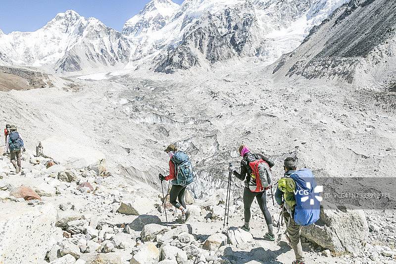 攀登珠穆朗玛峰大本营的登山队图片素材