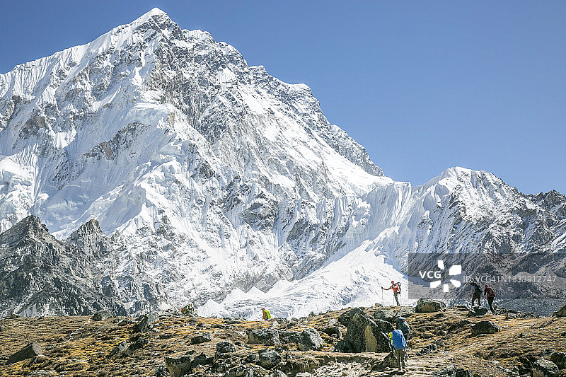前往珠穆朗玛峰大本营的登山者，背景为努子峰图片素材