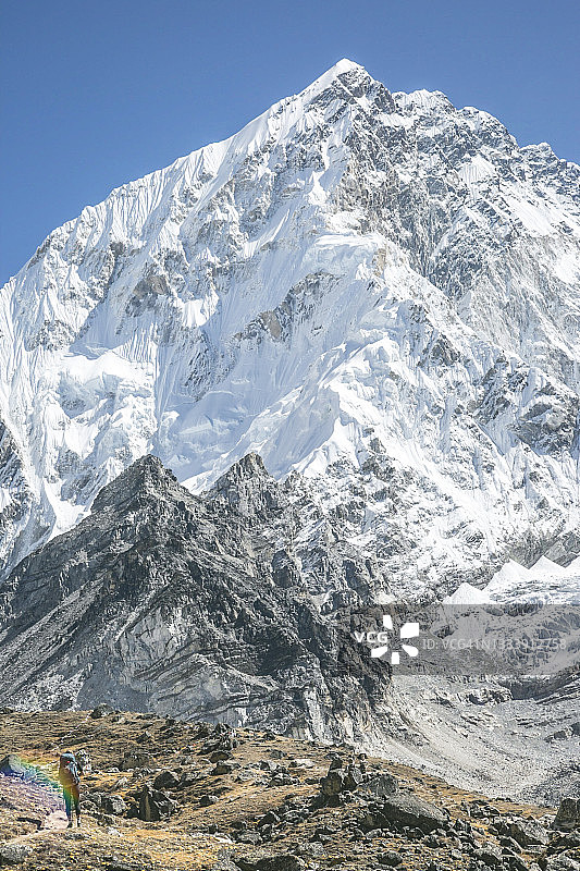 努子峰南坡前小路上的攀登者图片素材