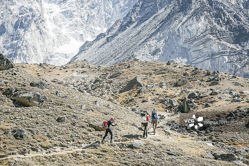 前往珠穆朗玛峰大本营的登山者图片素材