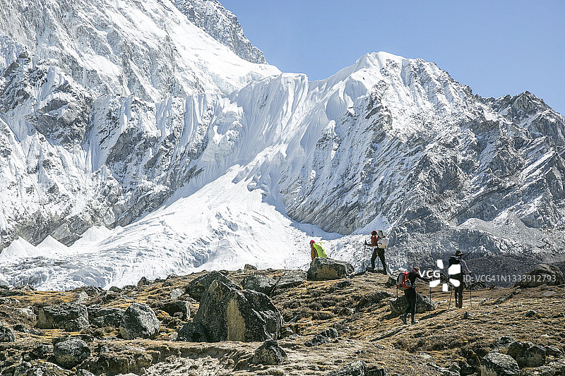 前往珠穆朗玛峰大本营的登山队图片素材