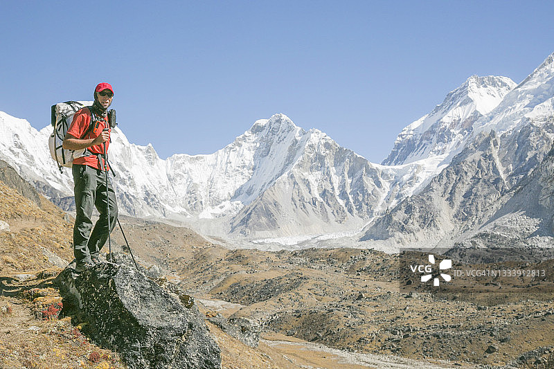 男登山者在珠穆朗玛峰大本营上方徒步时摆姿势图片素材