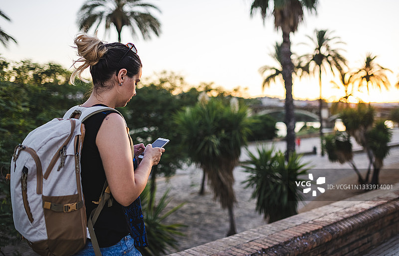 她一直都在使用手机图片素材