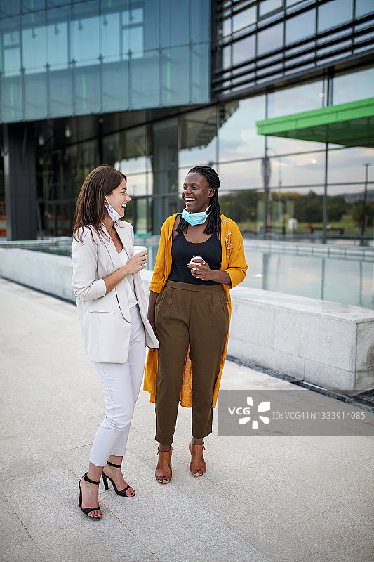 戴防护口罩的快乐女性图片素材