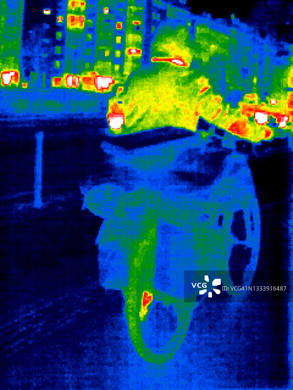 热成像：在柏林街头骑自行车的路人图片素材