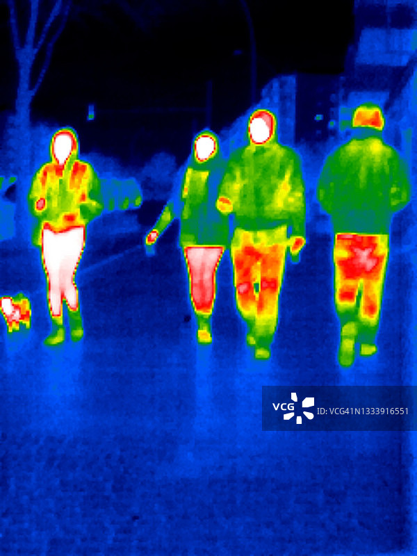 街上行人与小狗的热成像图图片素材