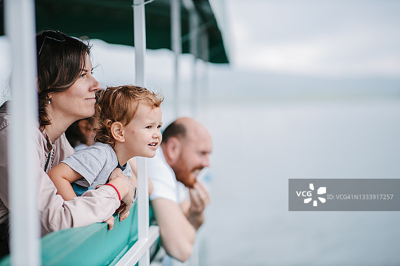 一家人乘船游览图片素材