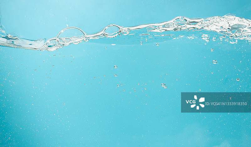 蓝色背景上的波浪水和气泡图片素材