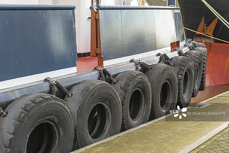 拖船周围的橡胶轮胎图片素材