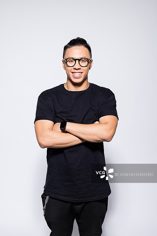 快乐的亚洲青年男人身穿黑色衣服图片素材