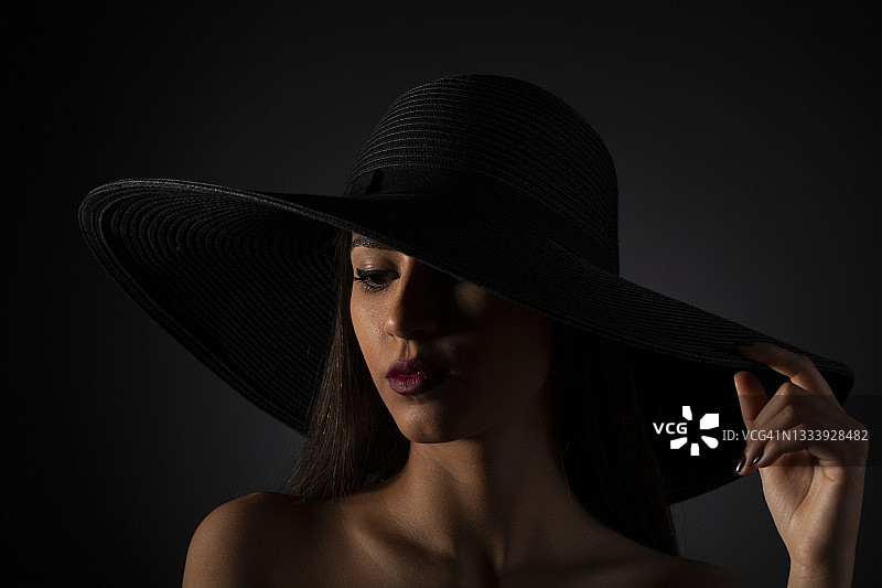 工作室拍摄的年轻美丽的女人图片素材