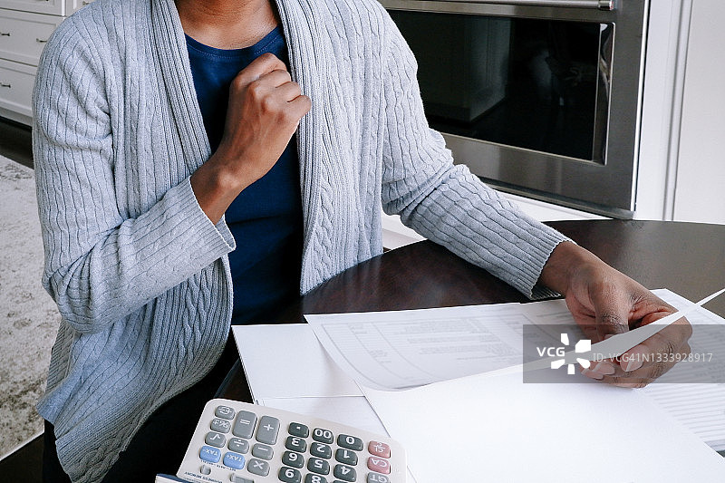 女人查看财务文件图片素材