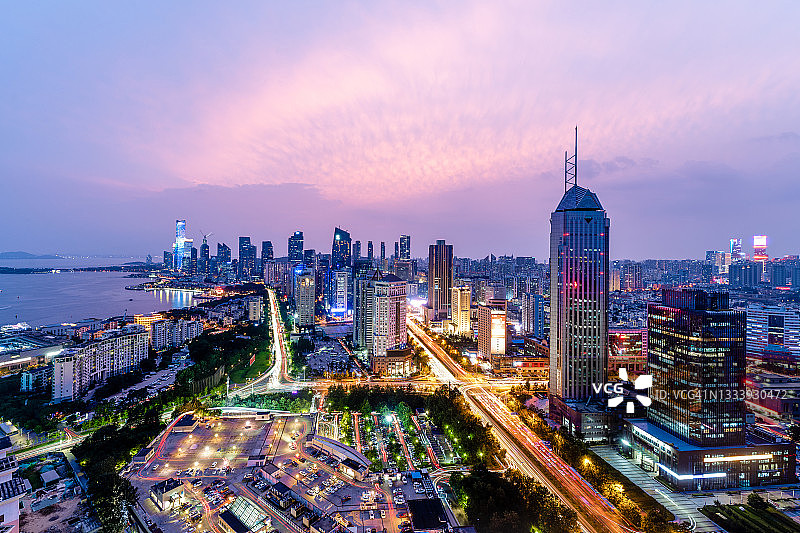 中国山东省青岛市城市海岸线彩色日落鸟瞰图图片素材