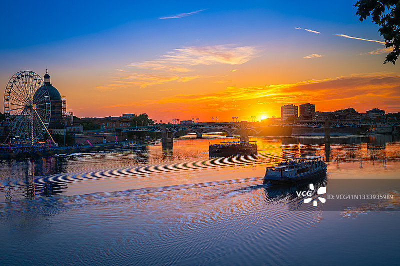 法国图卢兹的加龙河和格拉夫穹顶图片素材