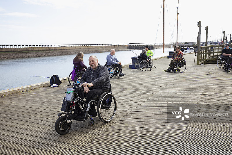 和朋友一起钓鱼图片素材