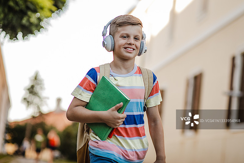 准备去上学的小男孩图片素材