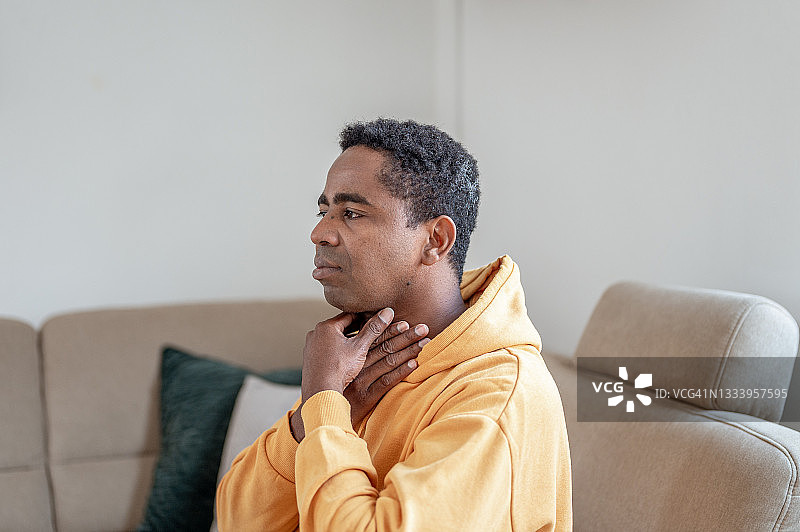 成年男人喉咙痛图片素材