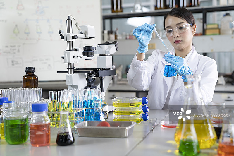 医疗技师在实验室工作分析血液样本图片素材