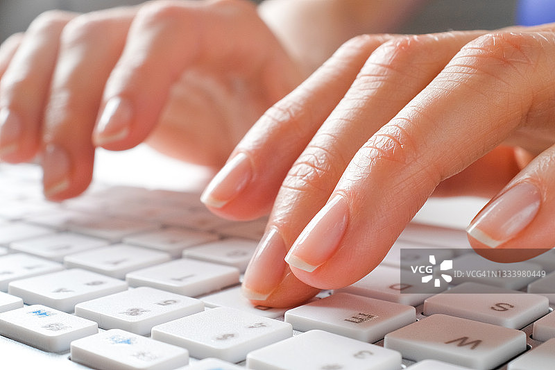 女人手在电脑键盘上打字，办公室职员图片素材