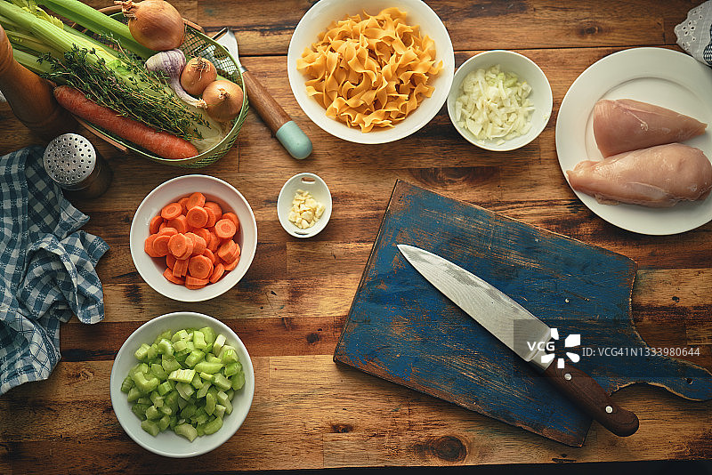 准备蔬菜鸡丝汤图片素材