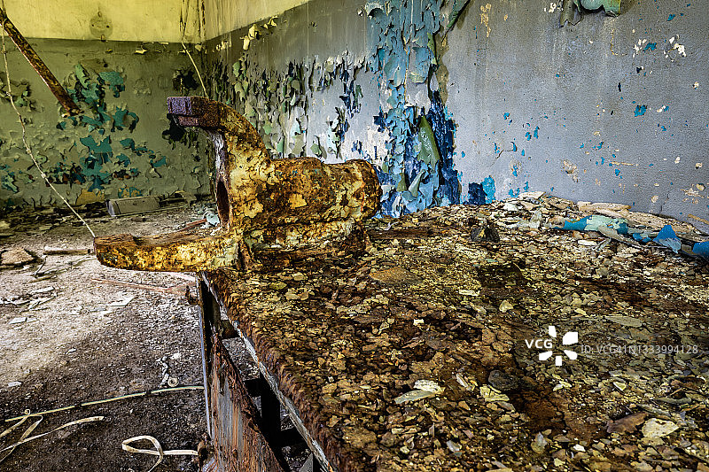 废弃车间里的旧老虎钳图片素材