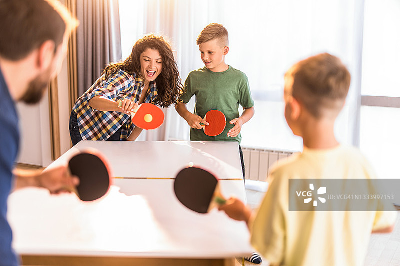 幸福家庭在家打乒乓球图片素材