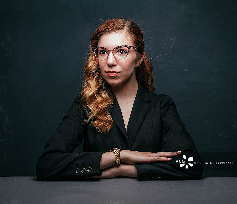 可爱年轻女商人的影棚照图片素材