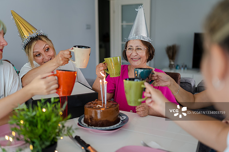 家人祝年长的妇女生日快乐图片素材
