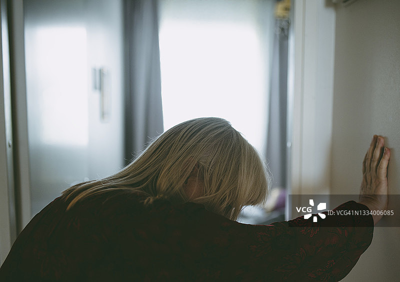 在家中遭受头晕和疲劳的老年妇女图片素材