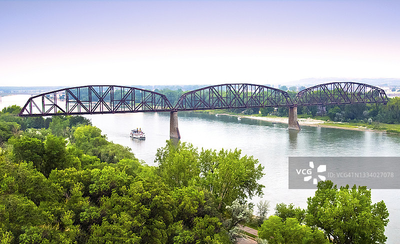 北达科他州密苏里河上的俾斯麦铁路桥与内河船图片素材