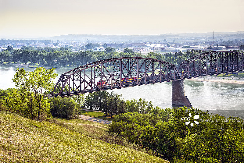 货运列车-俾斯麦-曼丹铁路桥-密苏里河-北达科他州图片素材