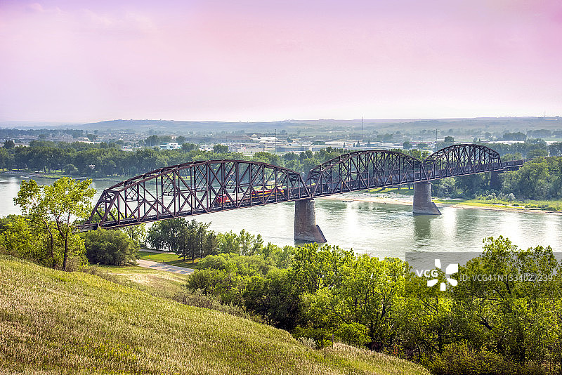 货运列车-俾斯麦-曼丹铁路桥-密苏里河-北达科他州图片素材
