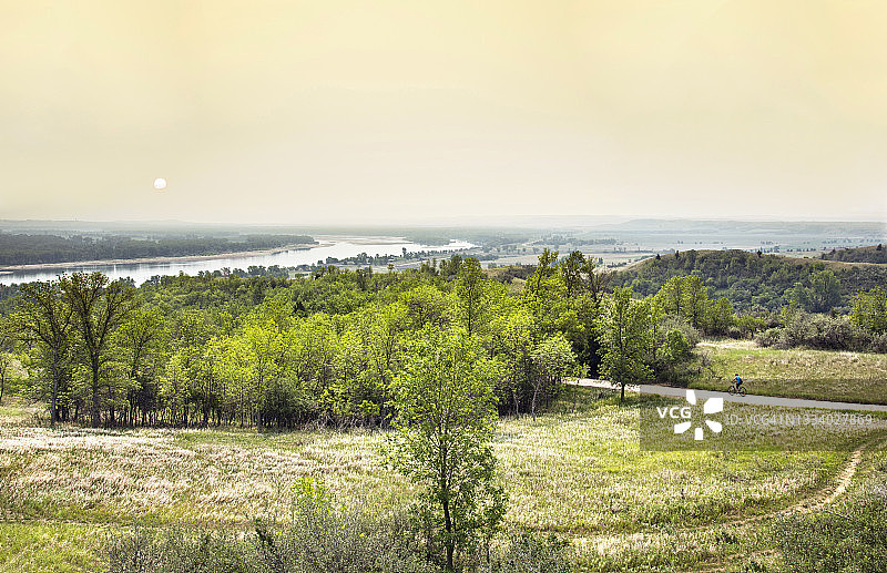 密苏里河畔亚伯拉罕·林肯堡州立公园日落，北达科他州图片素材