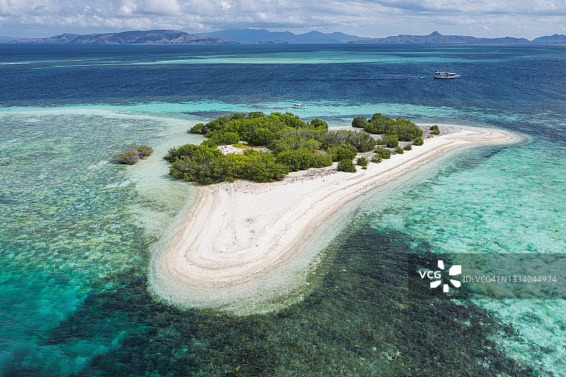 印度尼西亚科莫多国家公园小海滩环礁岛无人机视角图片素材