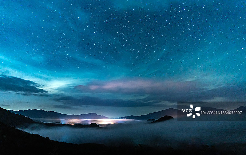 星空下的雨夜森林雾气图片素材