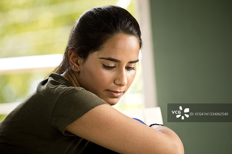 沉思的女人特写图片素材