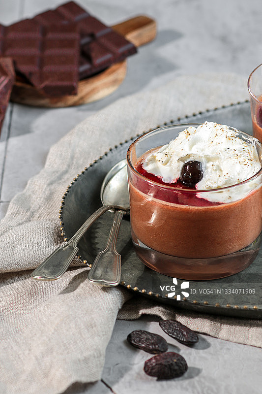 汤加豆和奶油巧克力慕斯甜点图片素材
