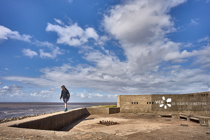 青少年男孩探索英国布林当恩免费参观的堡垒图片素材