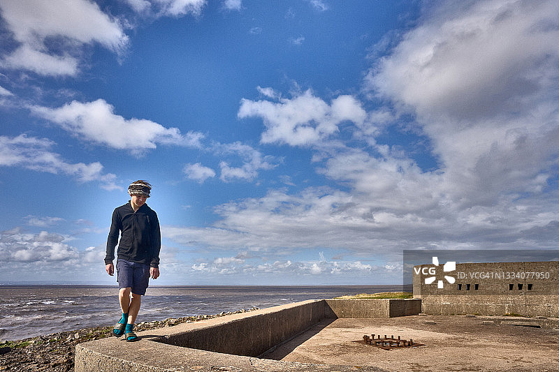 青少年男孩探索英国布林当恩免费参观的堡垒图片素材